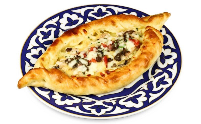Лахмаджун с курицей и грибами