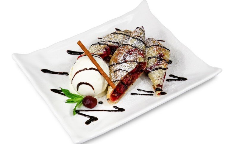 Рулет с вишней и корицей