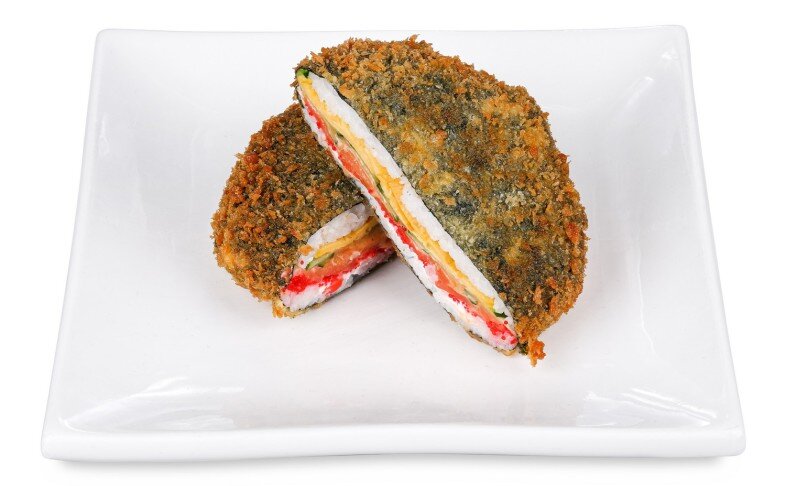 Суши-бургер с семгой и омлетом