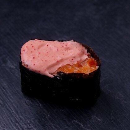 Гункан с лососем