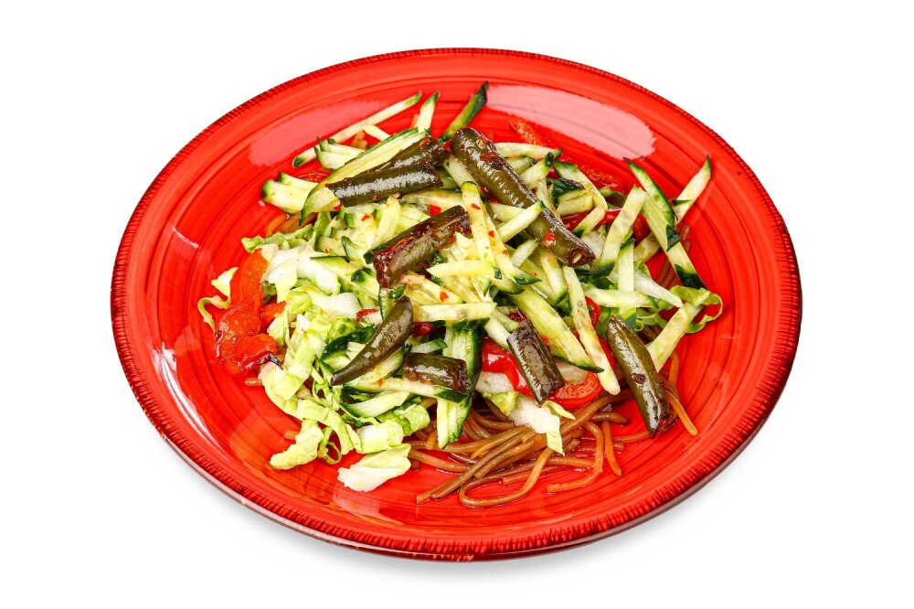 Салат с фунчозой и огурцом