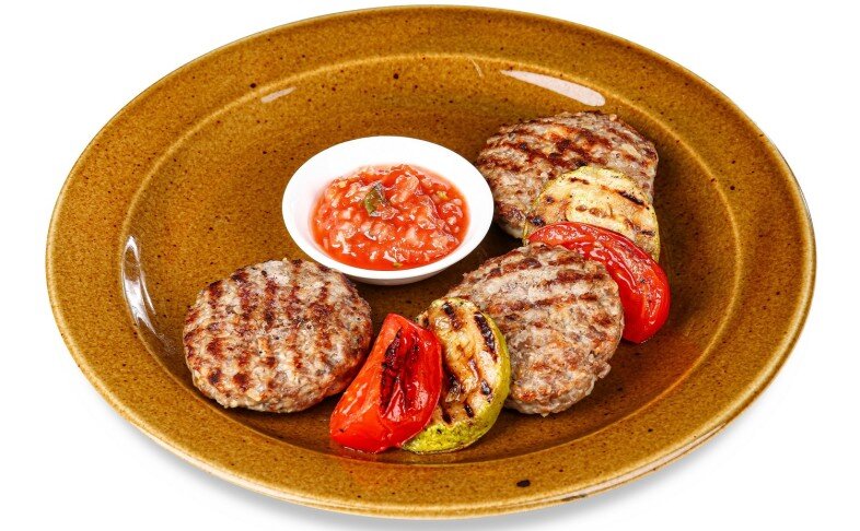 Биточки из баранины и курицы на решетке