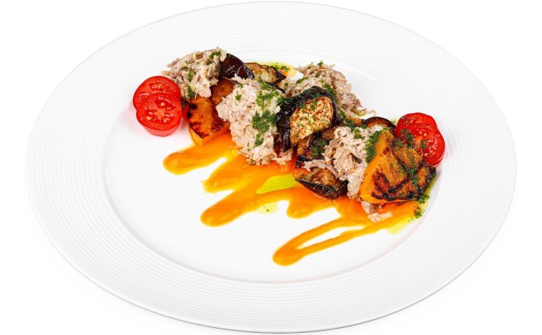 Рваная свинина с овощами гриль