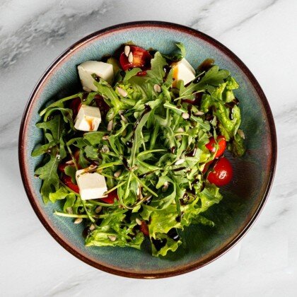 Салат с рукколой и сыром фета