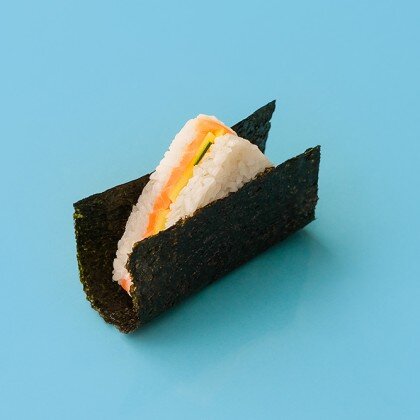 Онигири с лососем