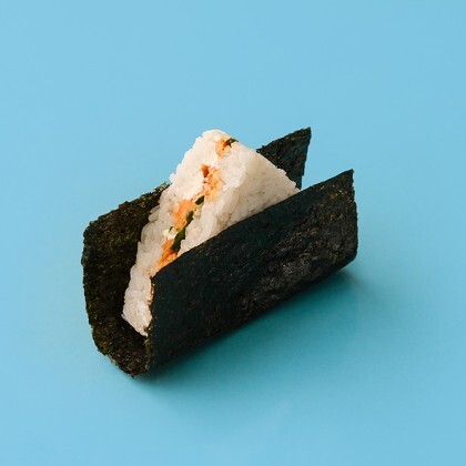 Онигири с жареным лососем