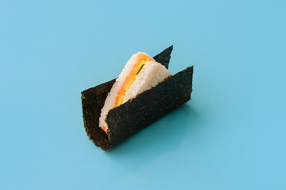 Онигири с лососем