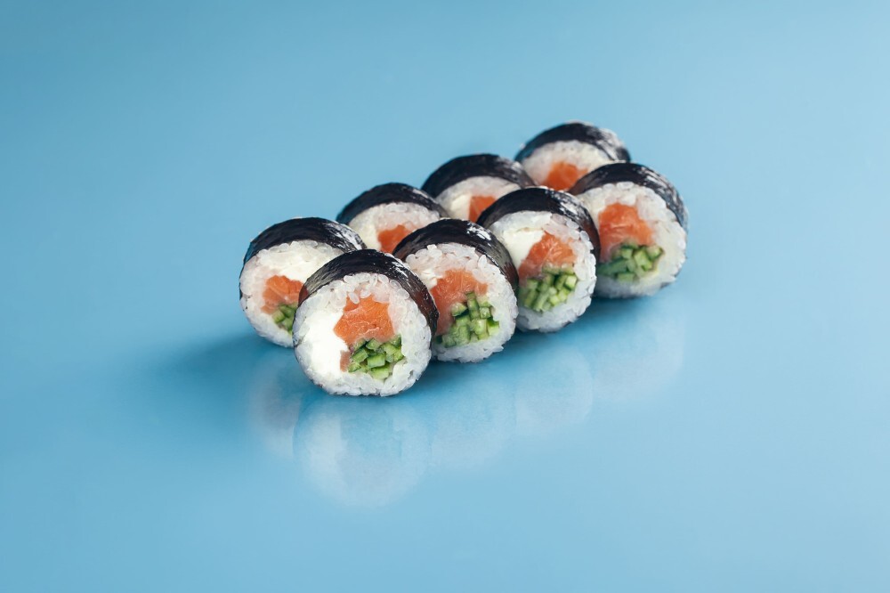 Сливочный ролл с лососем и огурцом