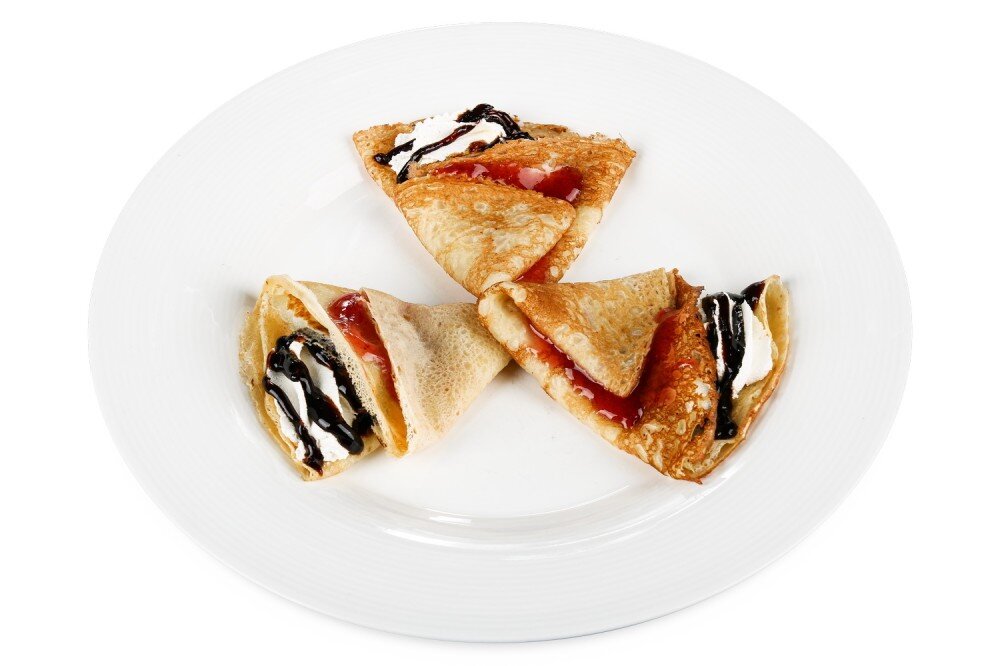 Блинчики с повидлом и взбитыми сливками