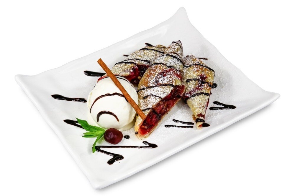 Рулет с вишней и корицей