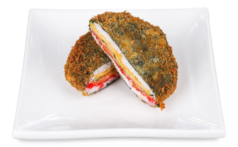 Суши-бургер с семгой и омлетом