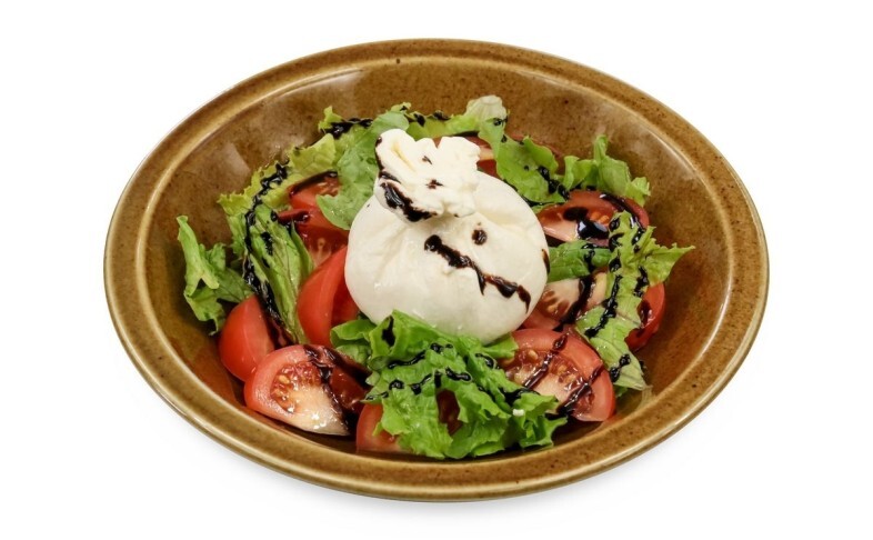 Буррата с томатами