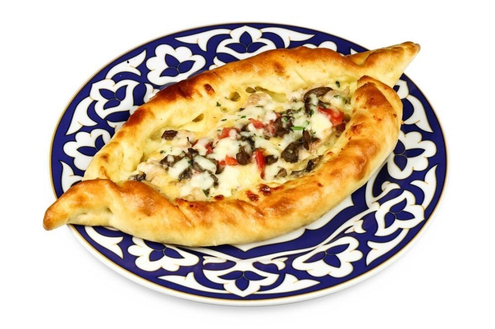 Лахмаджун с курицей и грибами