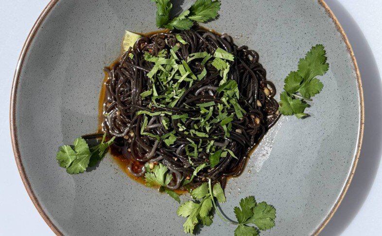 Черная фунчеза в кисло-остром соусе