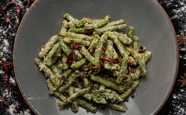 Стручки фасоли в пряно-остром соусе