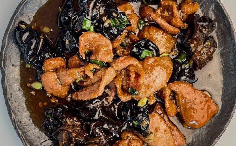 Жареная телятина с древесными грибами "Муэр"