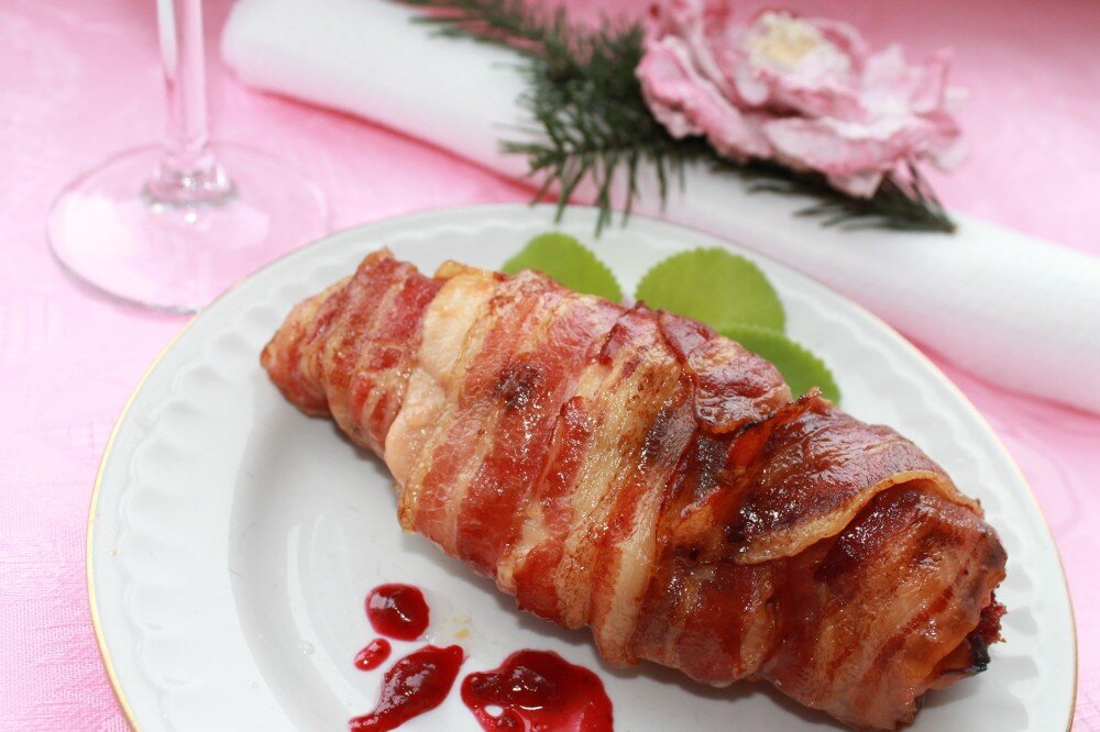 Куриный рулет с сыром в беконе