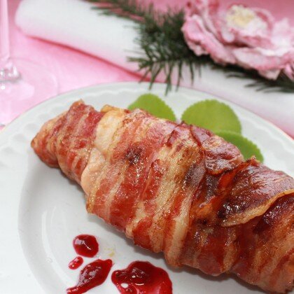 Куриный рулет с сыром в беконе