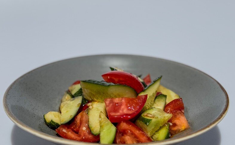 Огурцы и помидоры в чесночном соусе