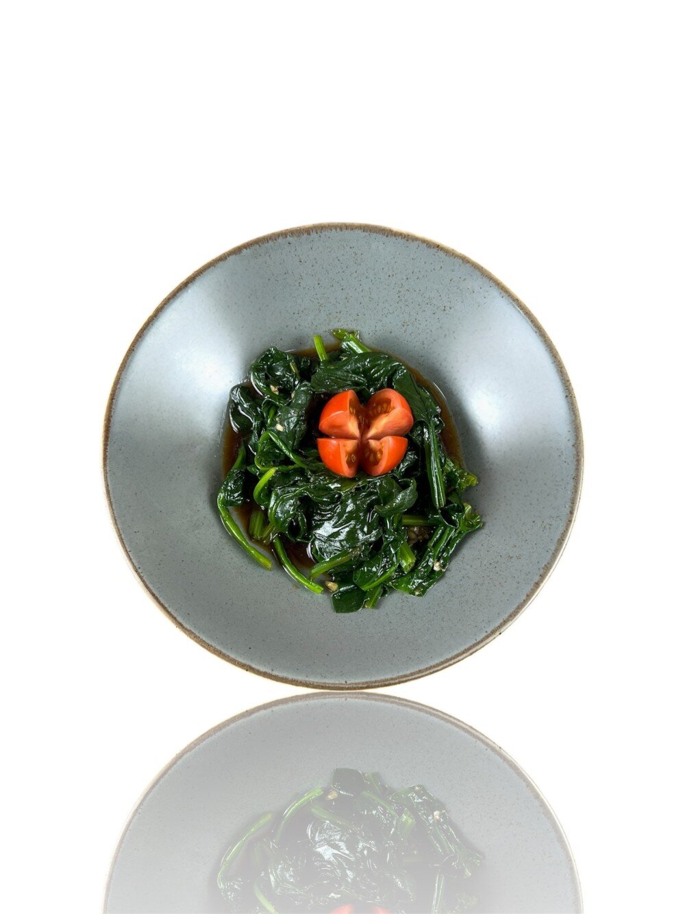 Шпинат в чесночном соусе